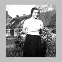 014-0023 Oktober 1940 - Grete Kuckuck vor dem Gutshaus der Familie Bartelt.jpg